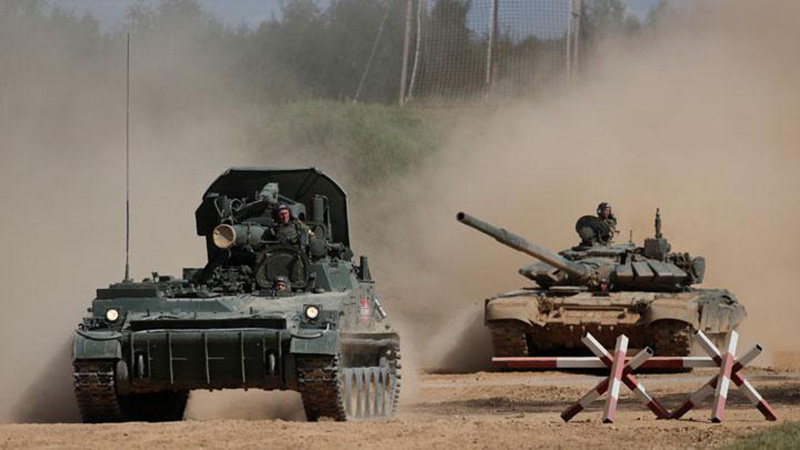 Kendaraan lapis baja pasukan Rusia yang melakukan latihan perang di perbatasan Afghanistan di Tajikistan.